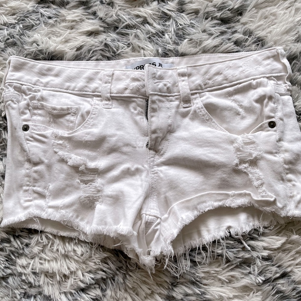 Express white distressed Jean shorts, size 4, 4 pockets